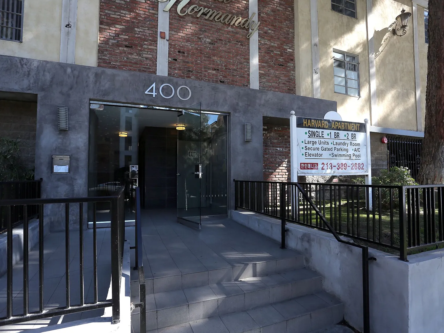 Remodeled apartments *Hardwood Floors* *Intercom* *Garage parking* — Photo 3