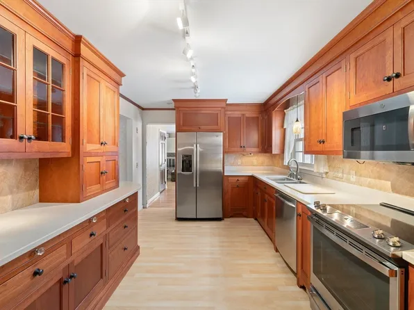 15 Country Hill Rd, Sturbridge, MA 01566