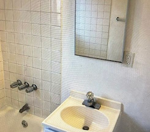 5th image of 1336 W 218th St #1