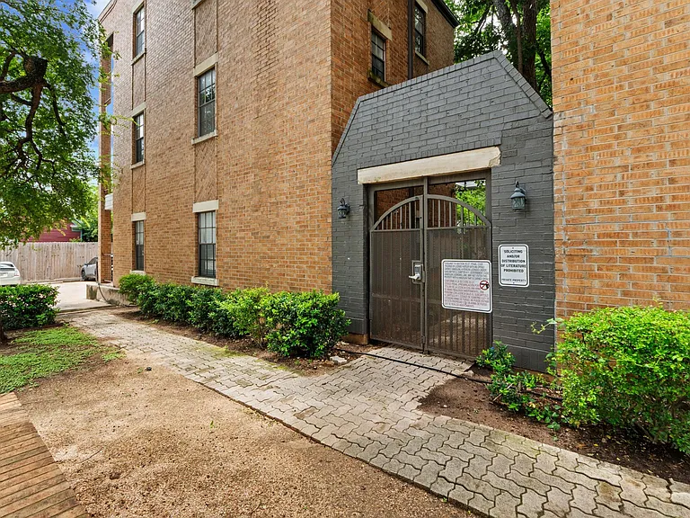 203 E 31st St #311 — Photo 24