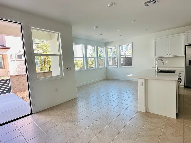 454 Lobata — Photo 2