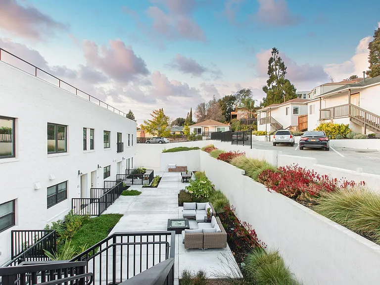 4690 Tompkins Ave — Photo 5