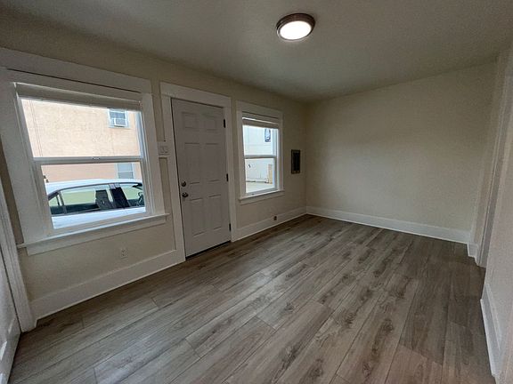 4th image of 3119-3127 S Pacific Ave