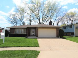 749 Cambridge Rd, South Elgin, IL 60177