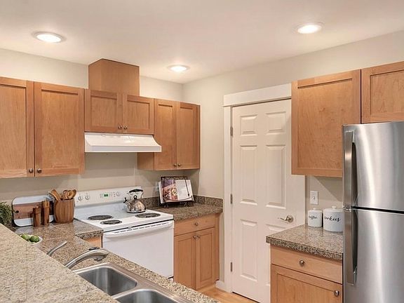 2nd image of 25025 SE Klahanie Blvd APT B202