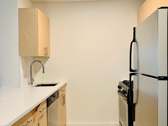4th image of 520 W 43rd St APT 29G