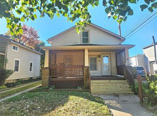 18 E Hopkins Ave, Pontiac, MI 48340