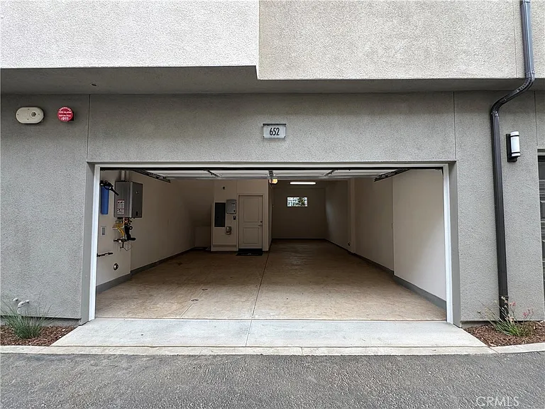 652 E 4th St — Photo 25