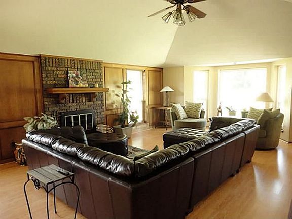 4th image of 933 Meadow Dr