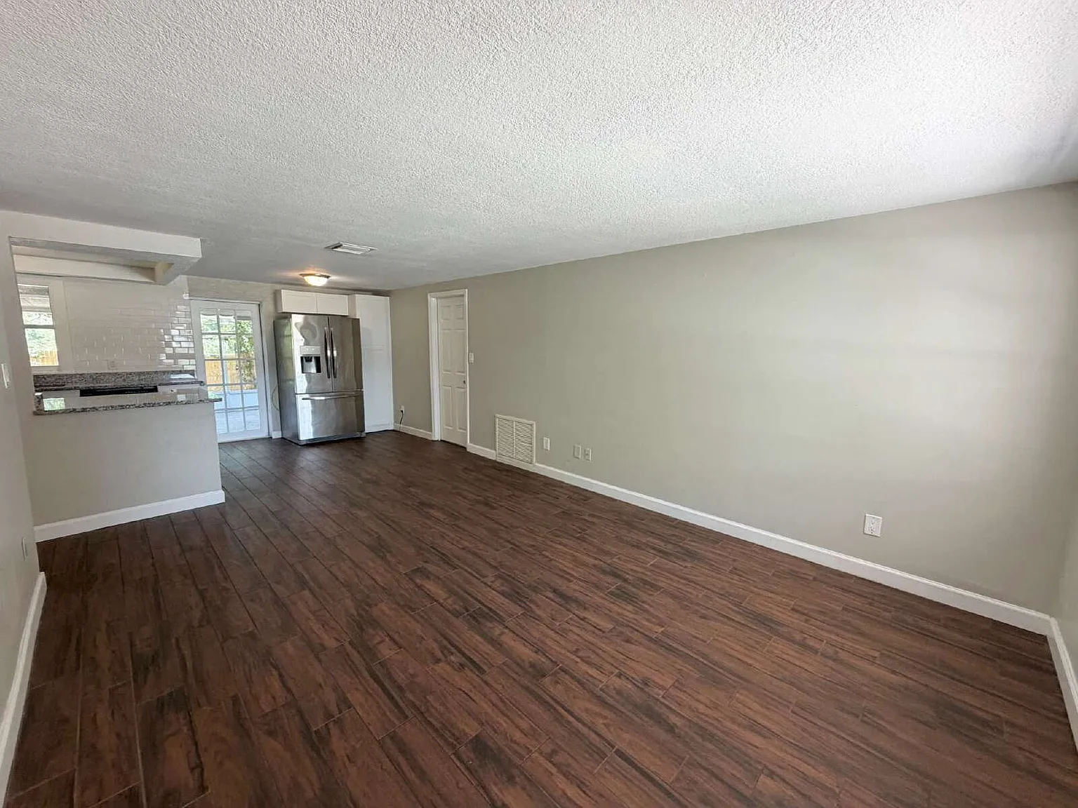 3 bed, 1.0 bath, 945 sqft, $1,850 — Photo 3