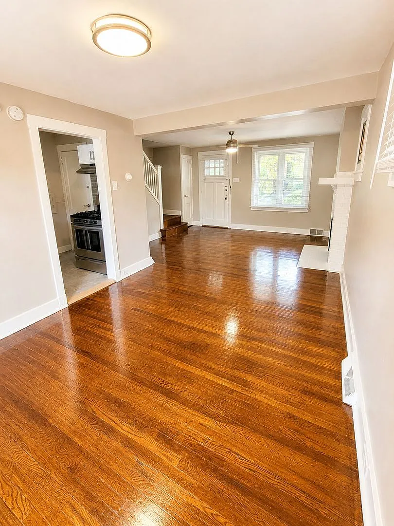 Mt. Lebanon Duplex for Rent with Front and Back Porch * Pet Friendly Apartment * Walk to the T * ... — Photo 2