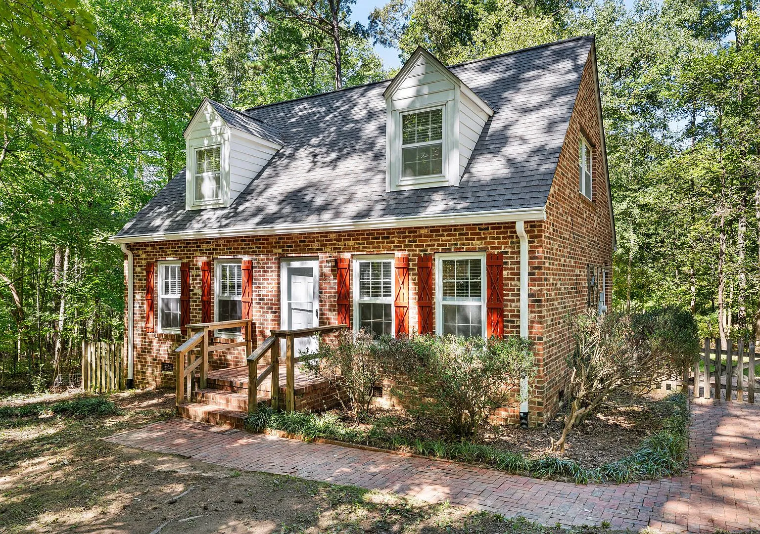 Private Brick House in Country Setting- Available Now! — Photo 1