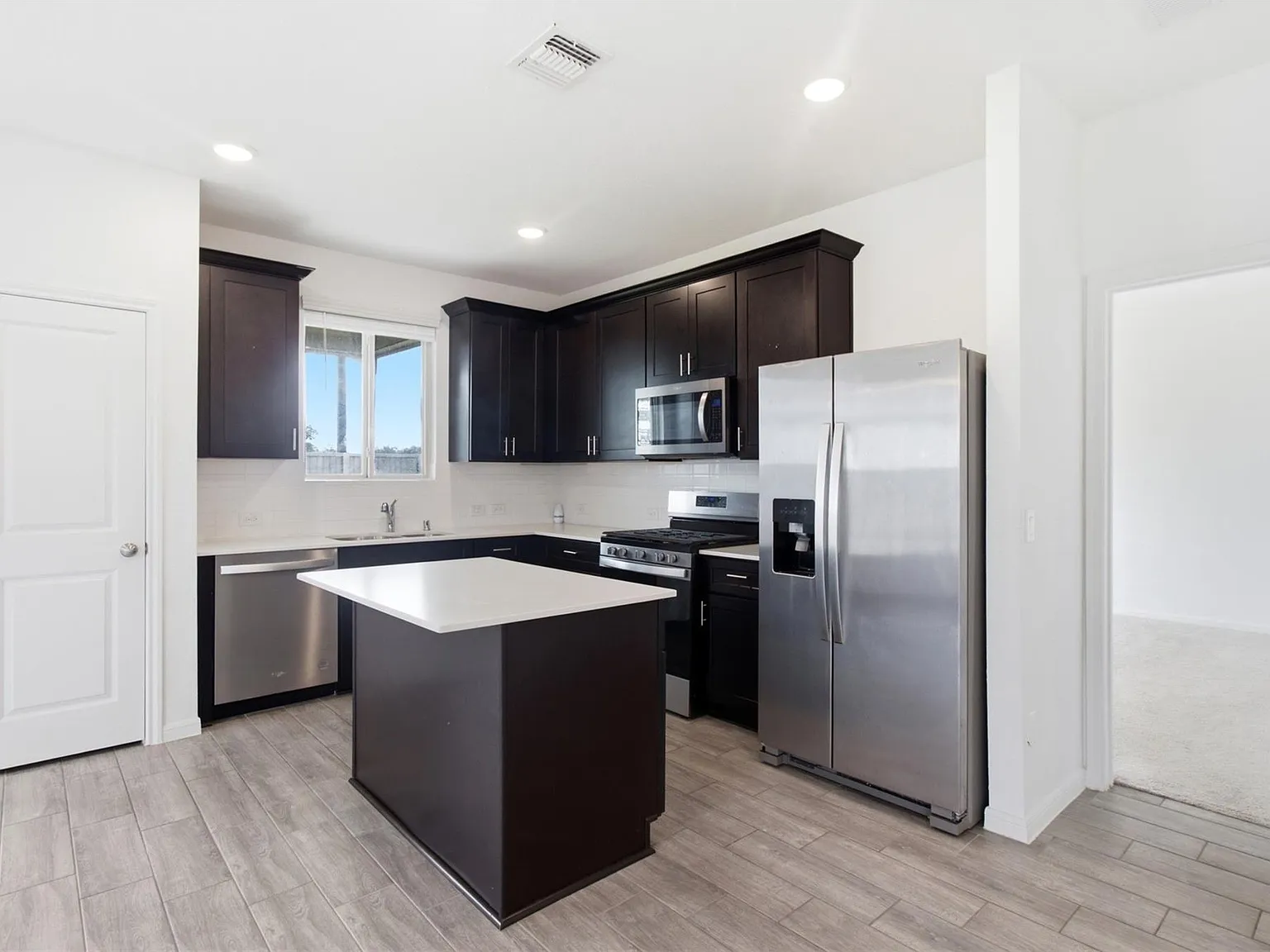 5 bed, 3.0 bath, 2571 sqft, $2,600 — Photo 4