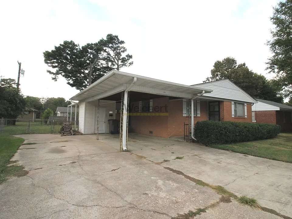 1924 Hillcrest Dr