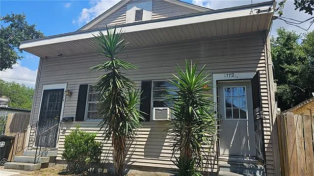 2 bed, 1.0 bath, 704 sqft, $1,400 — Photo 1