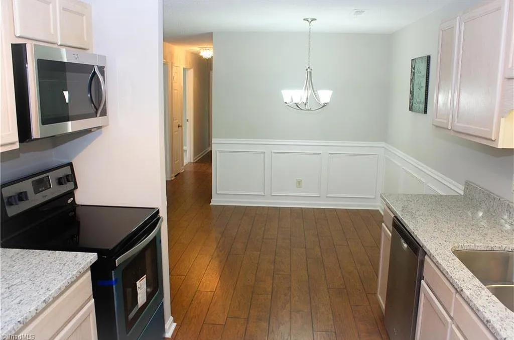 3 bed, 1248 sqft, $1,450 — Photo 2