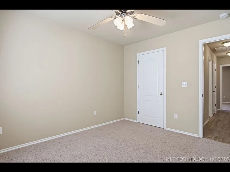 605 E Linden Ln — Photo 15