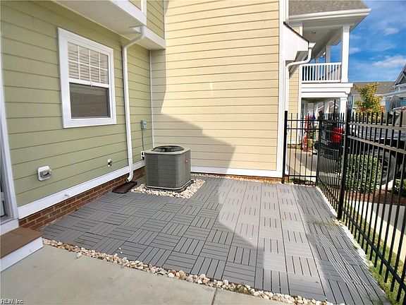 4th image of 208 Cobblestone Rea*