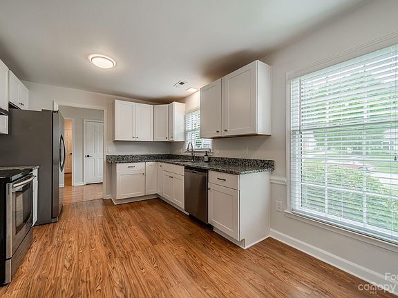 3rd image of 7622 Applewood Ln