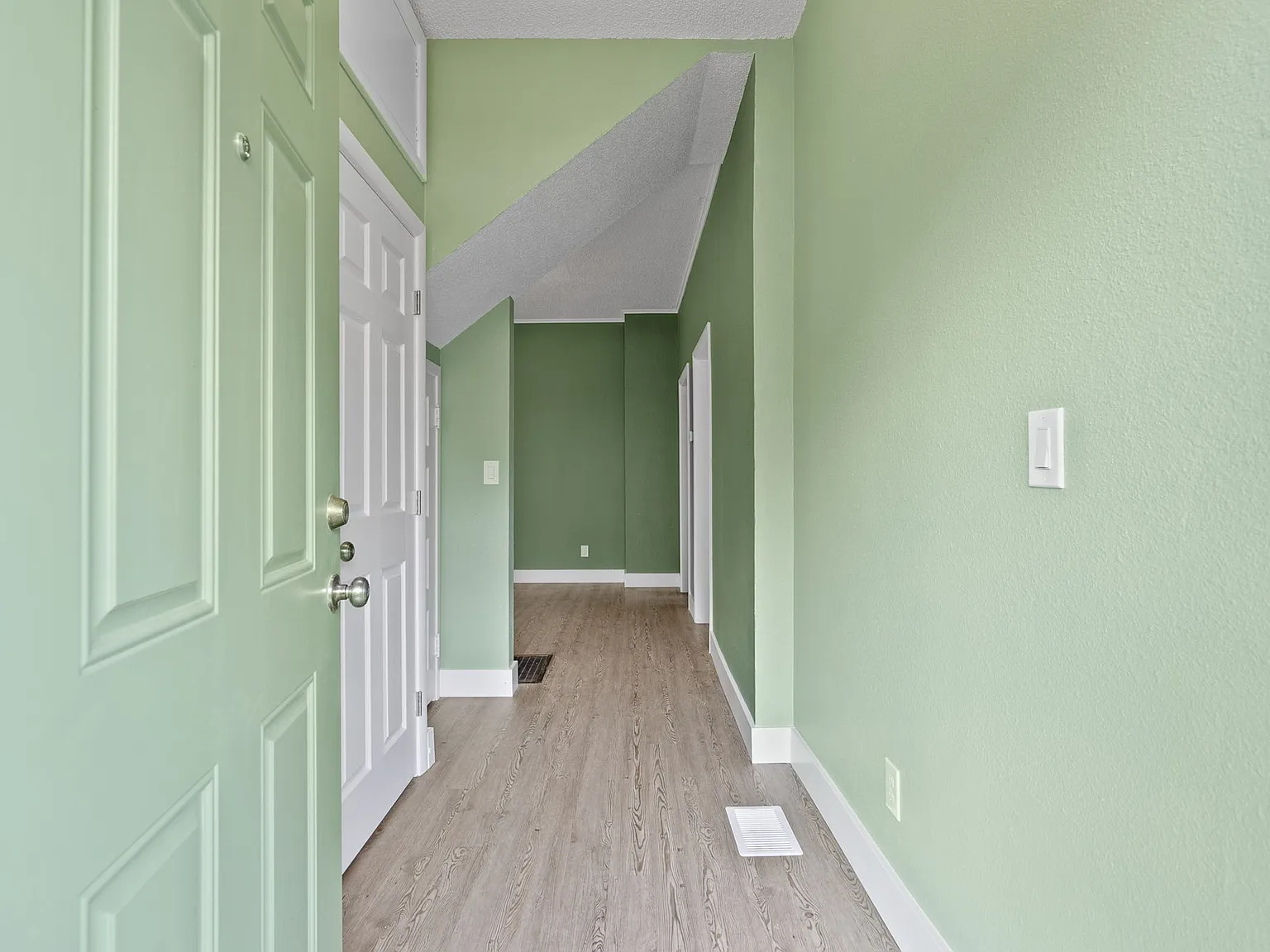 2 bed, 1000 sqft, $2,700 — Photo 2