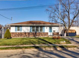 819 Pleasant View Dr, Des Moines, IA 50315
