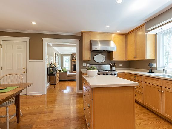 4th image of 1315 Valley Ct