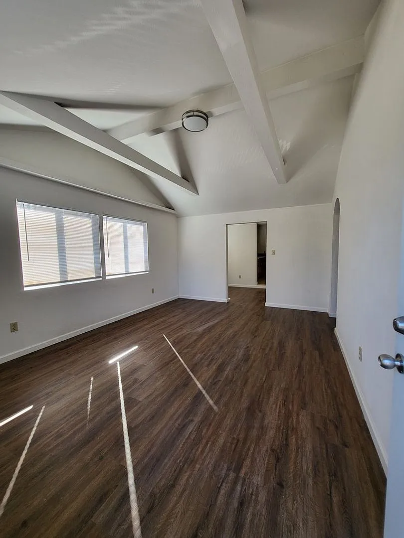 Beautifully Updated Single Story Home 3 Bedrooms and 2 Bathrooms. — Photo 3