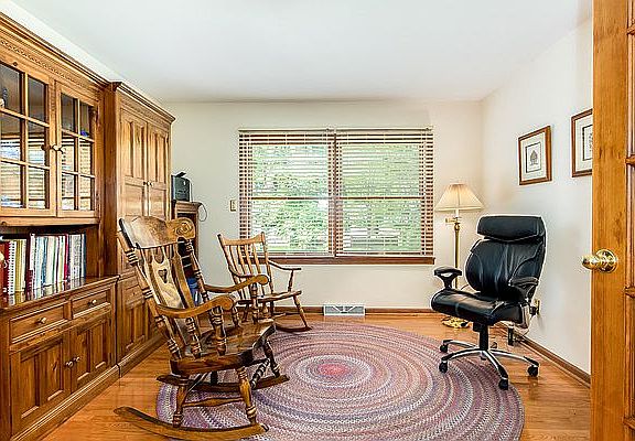 5th image of 498 Haymore Ave S