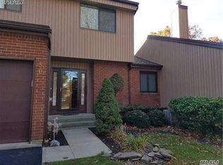 50 Timber Ridge Dr, Holbrook, NY 11741