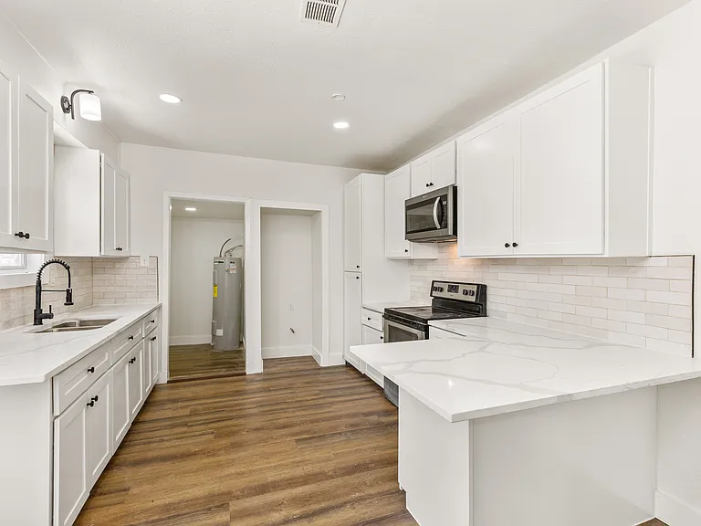 418 Lillian St — Photo 7