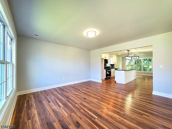 3rd image of 514 Parkwood Ct