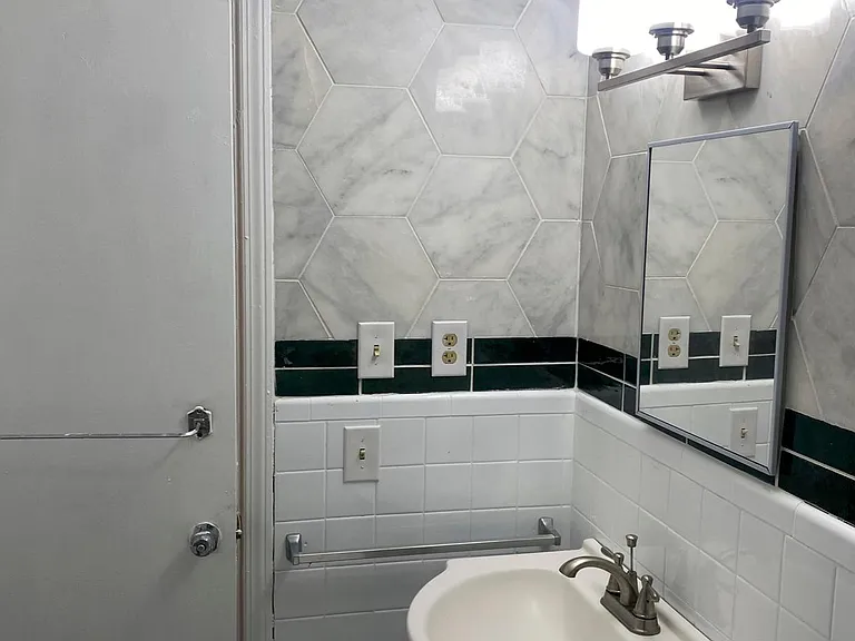 1006 Princeton St — Photo 4