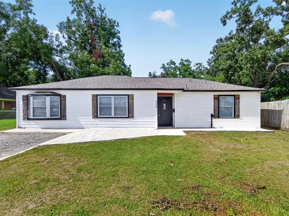 1308 W Dumble St, Alvin, TX 77511