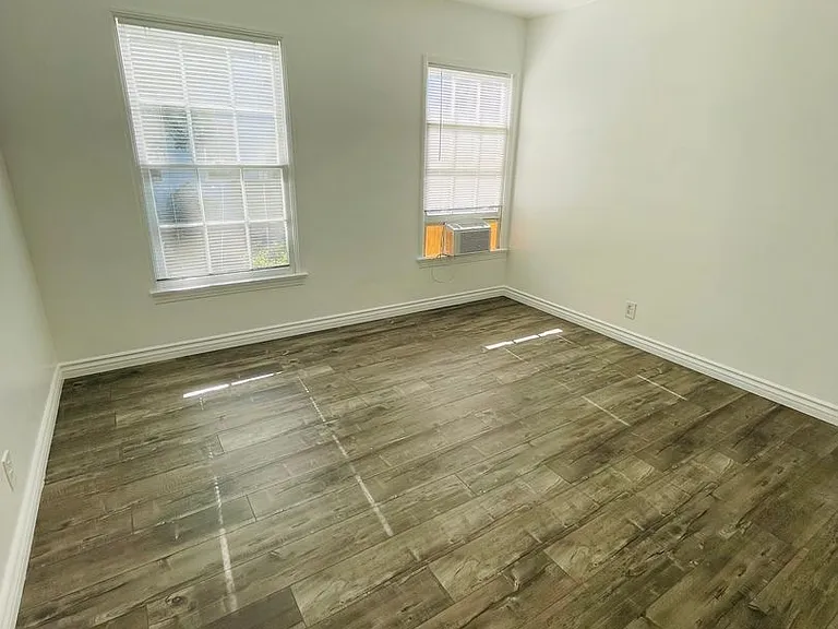 Dixon Delano Apartments — Photo 8