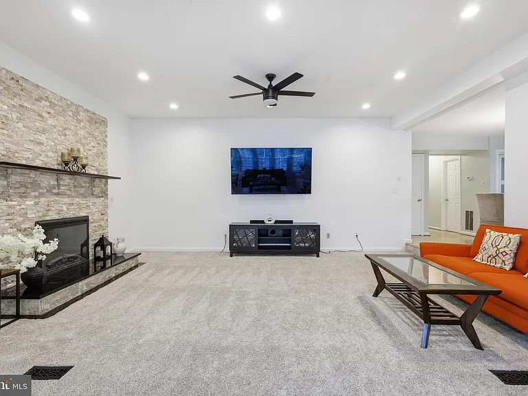 8664 Pohick Forest Ct — Photo 19