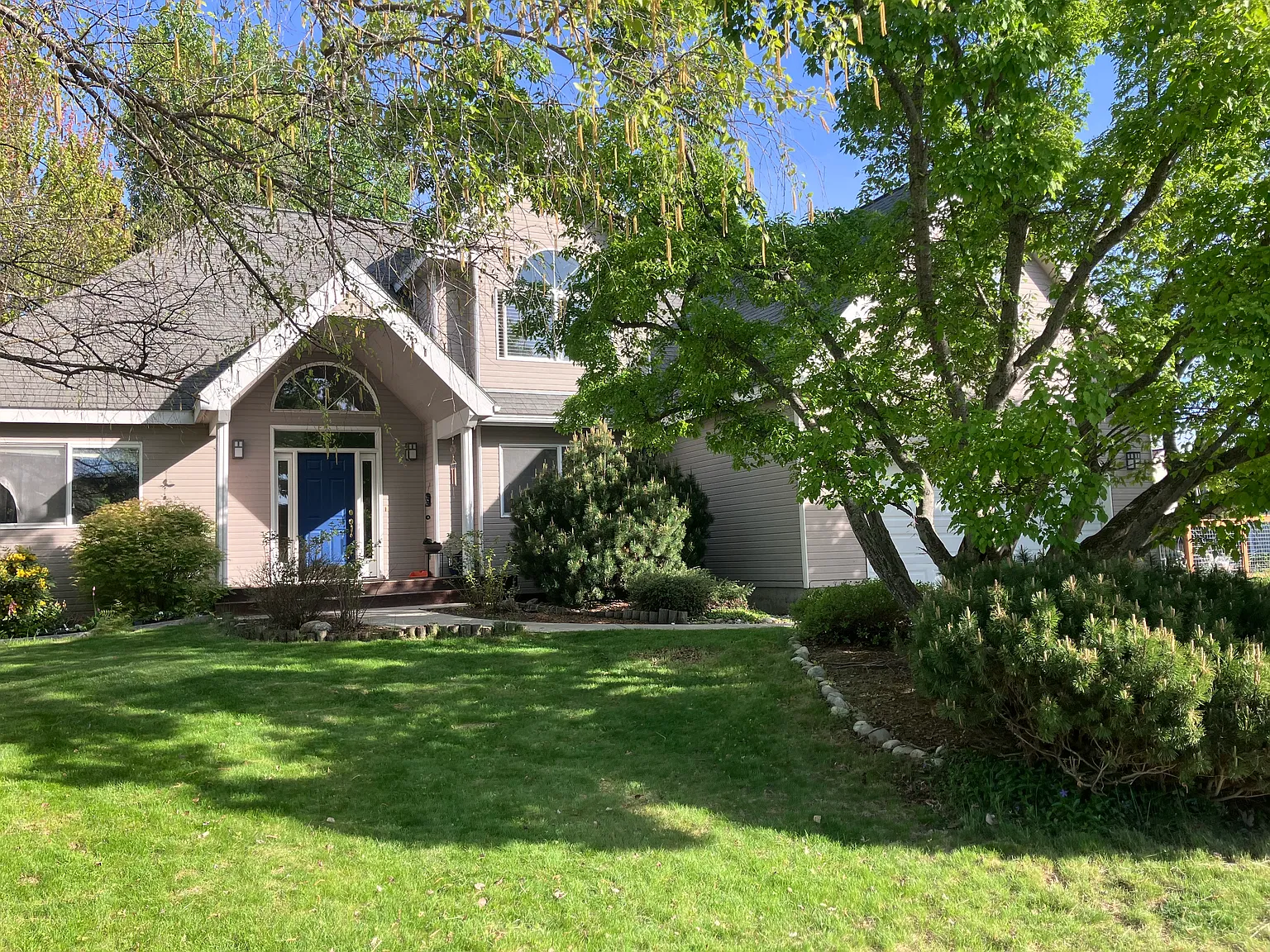 4 bed, 2.5 bath, 2200 sqft, $3,300 — Photo 1
