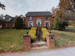 13 Oakbrook Dr, Huntington, WV 25705