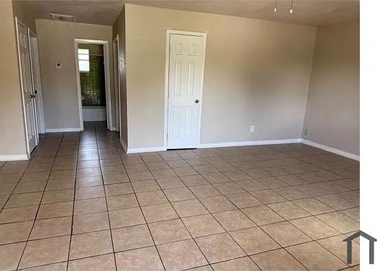 2 bed, 900 sqft, $995 — Photo 2