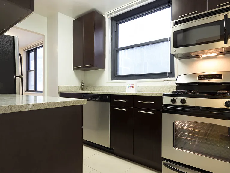 245 E 40th St #18C — Photo 5