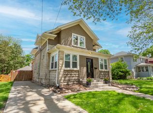 915 Cedar Ave, Elgin, IL 60120