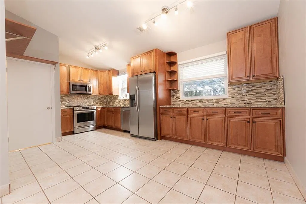 4 bed, 3.5 bath, 1734 sqft, $2,450 — Photo 2