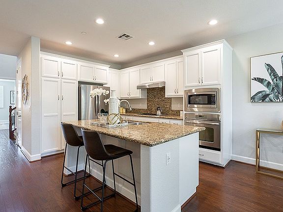 3rd image of 1500 Cielo Vista Ln