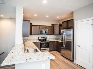 5590 S Prairie View Dr #202, West Des Moines, IA 50266
