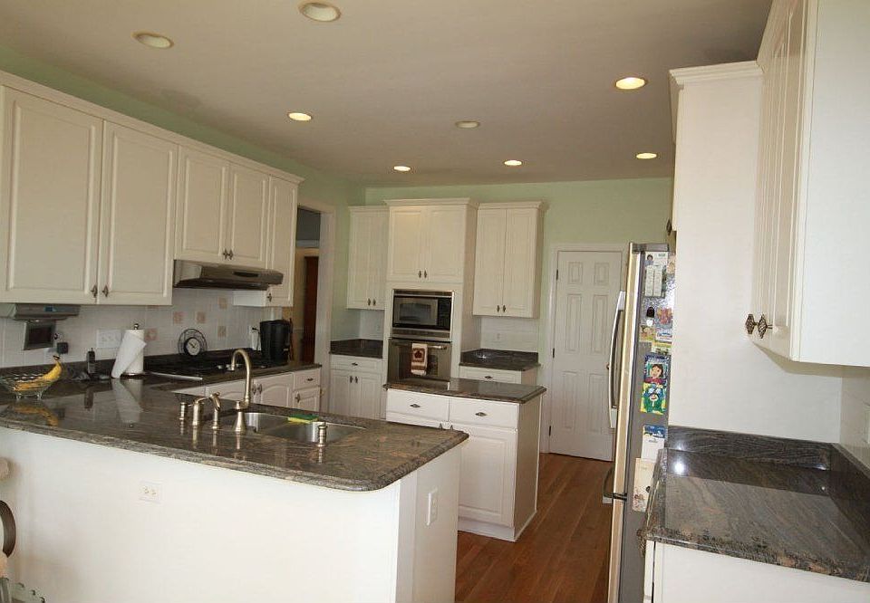 Kitchen W/ Stainless Appliances and Granite