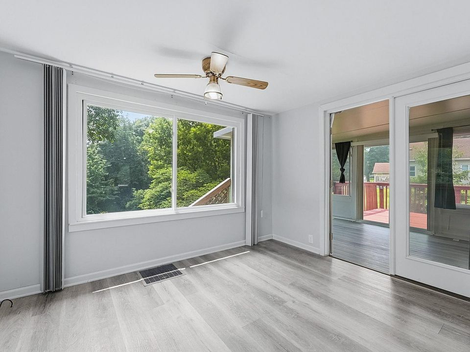 19th image of 373 Posey Hill St