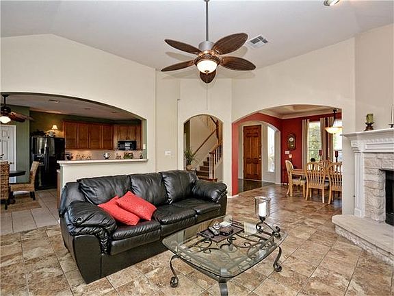 2nd image of 901 Woodridge Ln