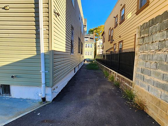4th image of 283 Leslie St