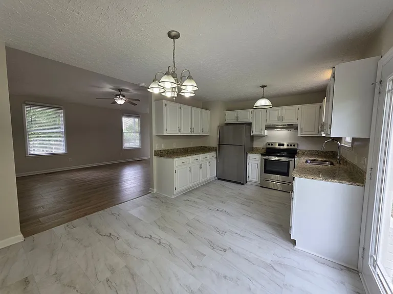 307 Castlewood Dr — Photo 17