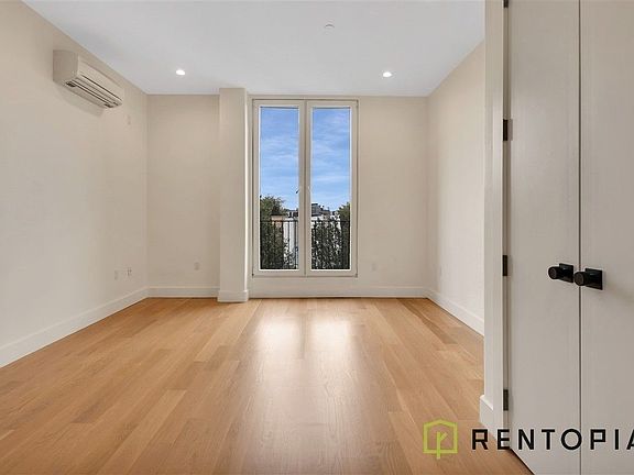 4th image of 420 Tompkins Ave #428