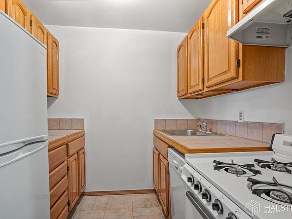 3rd image of 13 W 130th St #B